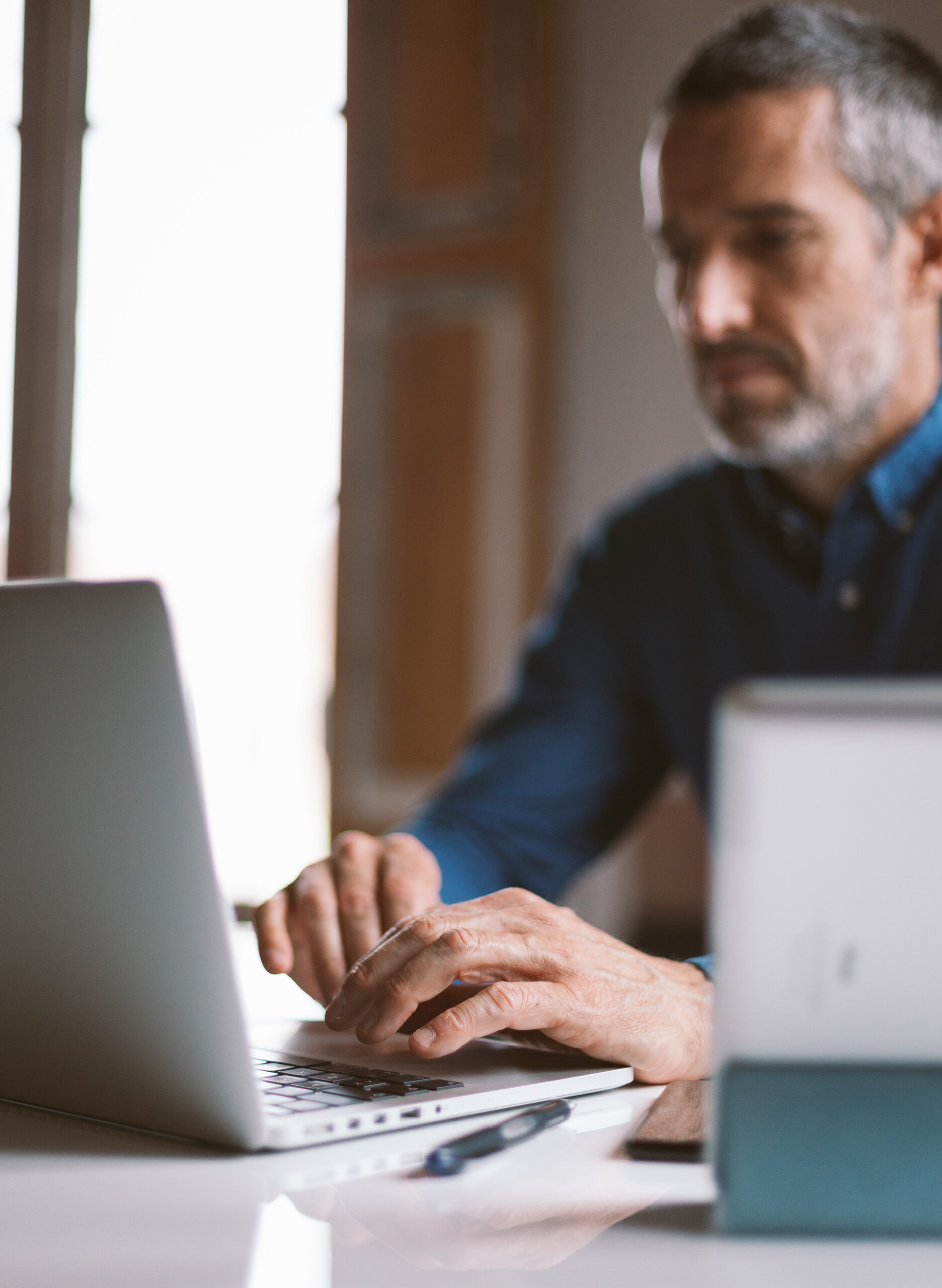 A man at a computer learning remotely about starting a business.